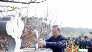 Le secrétaire général To Lam offre de l'encens au temple de Chung Son, dédié aux ancêtres du Président Ho Chi Minh. Photo : VNA.
