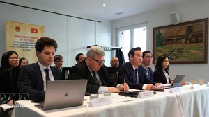 Des délégués participent à un séminaire à la Mission permanente du Vietnam à Genève. Photo : VNA 