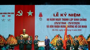 Le Secrétaire général Tô Lâm remet l’Ordre Hô Chi Minh, haute distinction de l’État récompensant ses contributions particulièrement remarquables tout au long de développement, de combats et de maturation du Génie militaire du ministère de la Défense. Photo : VNA 
