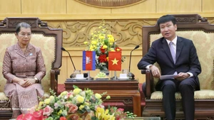 La présidente du Conseil national du Front de solidarité pour le développement de la patrie du Cambodge, Men Sam An et le secrétaire du Comité provincial du Parti de Ninh Binh, Tran Huy Tuan. Photo: VNA 