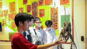 Des élèves visitent et découvrent le Musée d’Histoire naturelle du Vietnam. Photo : VNA 