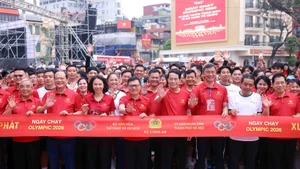 Des délégués, forces de sécurité publique et habitants participent à la Journée de course olympique 2026 « Pour la santé de tous – Pour la sécurité nationale ». Photo : VNA. 
