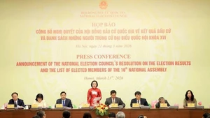 Conférence de presse pour annoncer la résolution relative aux résultats des élections ainsi que la liste des élus à l’Assemblée nationale de la XVIe législature. Photo: Tuân Anh/TTXVN