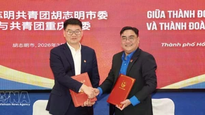 Signature du protocole d'accord de coopération entre L’antenne de l’Union de la jeunesse communiste Hô Chi Minh (UJCH) à Hô Chi Minh-Ville et le comité de la Ligue de la jeunesse communiste chinoise (LJCC) de Chongqing. Photo: VNA 