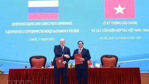 Le Premier ministre vietnamien Pham Minh Chinh et son homologue russe Mikhaïl Vladimirovitch Michoustine signent un communiqué conjoint sur les résultats de la visite officielle du Premier ministre russe au Vietnam (Hanoï, 14 janvier 2025). Photo : VNA. 