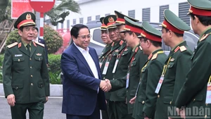 Le Premier ministre Pham Minh Chinh et des dirigeants de ministères et de services travaillent avec le ministère de la Défense sur le développement de l’industrie de défense.