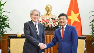 Le vice-ministre permanent des affaires étrangères, Nguyen Minh Vu, reçoit Hataeda Mikio, vice-président exécutif de l’Agence japonaise de coopération internationale (JICA). Photo : baoquocte. 
