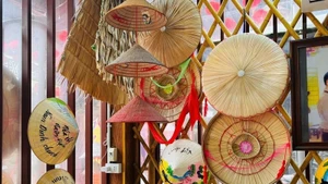 Le chapeau conique du village de Chuong (Thanh Oai, Hanoï) existe depuis des centaines d’années, étroitement lié à l’histoire de ce village ancien. Photo : Nhat Chi/congthuong.vn