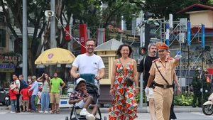 80e Fête nationale : des touristes étrangers plongés dans l’ambiance des répétitions du défilé national