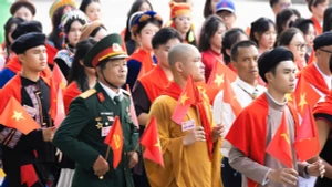 Le bloc du Front de la Patrie participe au défilé célébrant le 80ᵉ anniversaire de la Révolution d’Août et de la Fête nationale de la République socialiste du Vietnam. Photo : DDK