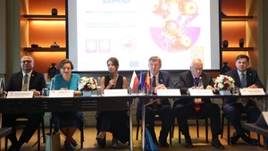 L’ambassadrice de Pologne au Vietnam, aux côtés de représentants polonais, préside la conférence de presse. Photo : VOV.
