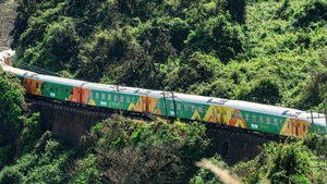 Le « Train du Bonheur » franchit le col de Hai Van.