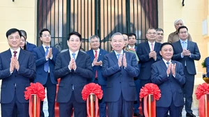 Le secrétaire général To Lam, le président Luong Cuong et les délégués participent au rituel de remise du siège de la Présidence de la République.