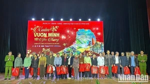 La police communale de Vinh Linh a remis des cadeaux du Têt aux ménages en situation précaire sur le territoire communal.