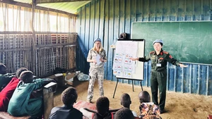 La capitaine Tran Thi Thu Trang est l’enseignante principale de la classe spéciale installée dans le camp de réfugiés de Bor, au Soudan du Sud. Photo : CAND.