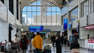 Des passagers à l'aéroport international de Dubaï, aux Émirats arabes unis, le 7 mars 2026. Photo : Xinhua/VNA. 