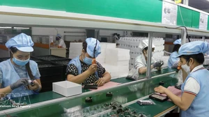 Le retour des projets d’un milliard de dollars dans le secteur de la haute technologie montre que la politique sélective du Vietnam en matière d’investissement direct étranger (IDE) est pertinente. Photo : VNA 