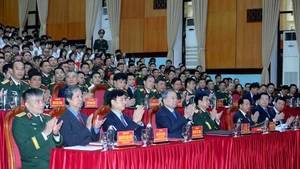 Dans la matinée du 17 mars, le secrétaire général du Parti communiste du Vietnam (PCV), To Lam, également secrétaire de la Commission militaire centrale, a effectué une visite de travail à l'Académie technique militaire, relevant du ministère de la Défense. Photo : NDEL