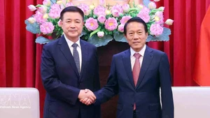 Le général Luong Tam Quang (droite), ministre vietnamien de la Sécurité publique, et le ministre chinois de la Sécurité publique, Wang Xiaohong. Photo : VNA. 