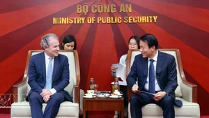 Le général Luong Tam Quang, membre du Bureau politique, ministre de la Sécurité publique (droite) et Daniel Rosen, directeur exécutif du groupe Rosen Partners (États-Unis). Photo : VNA. 