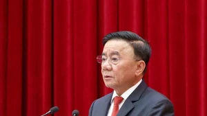 Le membre du Politburo et membre permanent du Secrétariat du Comité central du Parti, Tran Cam Tu, prend la parole lors de la conférence, à Hanoi, le 17 mars. Photo : VNA. 