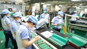 Production de cartes de circuits imprimés chez la compagnie Katolec Vietnam dans la zone industrielle de Quang Minh, commune de Quang Minh. Photo : hanoimoi.vn 