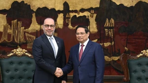 Le Premier ministre Pham Minh Chinh (à droite) et l’ambassadeur du Qatar au Vietnam, Khalid Ali Abdullah Abel. Photo : NDEL.