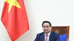 Le Premier ministre s’entretient par téléphone avec le président angolais, João Manuel Gonçalves Lourenço. Photo : TranHai. 