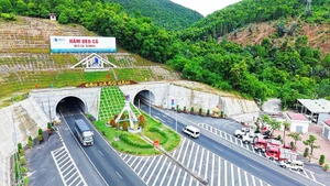 Le tunnel routier du col de Deo Ca.