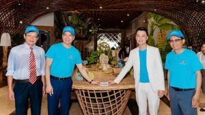 La Fondation vietnamienne pour la prévention des méfaits du tabac, en partenariat avec les autorités locales, a fait apposer des panneaux « Interdiction de fumer » dans les hôtels et restaurants. Une initiative qui participe à la création d’un environnement sans fumée, tout en contribuant à renforcer l’attractivité touristique.