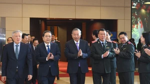 Le secrétaire général du Parti communiste vietnamien, To Lam, et des dirigeants du Parti et de l'État à la cérémonie marquant les 80 ans de la fondation du secteur de l’inspection au Vietnam.