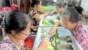 Les brodeuses du village de Minh Lang réalisent avec minutie une fresque paysagère. Photo : VOV2. 