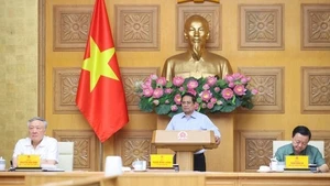 Le Premier ministre Pham Minh Chinh (au centre) demande de se concentrer sur le traitement de nombreuses questions liées au processus d’organisation. Photo : VGP. 