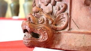 Motifs sur une céramique ancienne de Quang Duc. Photo : VNA. 