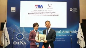 La directrice de la VNA, Vu Viet Trang, présente le livre photo « 100 ans de la presse révolutionnaire vietnamienne (1925-2025) » à un ami international. Photo : VNA. 