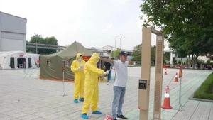 Lors de l'exercice de réponse aux incidents radiologiques et nucléaires organisé par l'Institut militaire de médecine radiologique et d'oncologie, le Département de médecine militaire (Département général de la logistique), en coordination avec le Comité populaire de Hanoi à la fin de 2023. Photo : qdnd.vn 