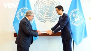 L’ambassadeur Dô Hùng Viêt présente ses lettres de créance au secrétaire général de l’ONU, António Guterres. Photo: VOV
