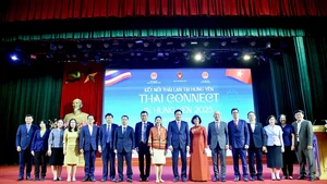 Le secrétaire du Parti de Hung Yen, Nguyen Huu Nghia, l’ambassadrice de Thaïlande au Vietnam, Urawadee Sriphiromya, et la directrice du Département des affaires extérieures, Le Thi Hong Van, entourés des participants du forum économique « Connecter la Thaïlande à Hung Yen ». 