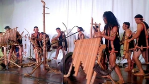 L’ensemble de gongs du village de Pleiku Roh lors d’une séance d’entraînement avant leur représentation en République de Corée en 2024. Photo : Siu Thum.
