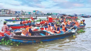 L’expérience gastronomique du marché flottant de Cai Rang (Can Tho) séduit aussi bien les visiteurs nationaux qu’internationaux.