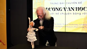 L’artiste Duong Van Hoc interprète la pièce de marionnette en solo « La mort du cygne ».