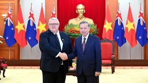Le secrétaire général To Lam (à droite) et le président du Parlement néo-zélandais Gerry Brownlee.
