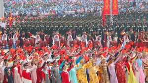 Le bloc représentant le domaine de la culture et des sports défile le 2 septembre pour commémorer le 80e anniversaire de la Fête nationale. Photo : HNM.