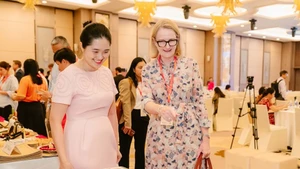 Mme Sarah Hooper, consule générale d’Australie à Hô Chi Minh-Ville, visite un stand lors de l’événement de présentation des modèles de partenariat pour l’adaptation au changement climatique. Photo : nguoidothi