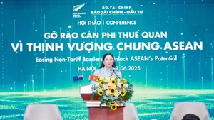 Caroline Beresford, ambassadrice de Nouvelle-Zélande au Vietnam, prenant la parole lors du séminaire. Photo : Dautu.