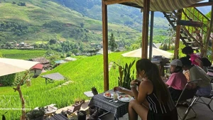 Les cafés offrant une vue sur les rizières en terrasses verdoyantes, en harmonie avec la nature à Ta Van, sont très appréciés des visiteurs. Photo : VNA. 