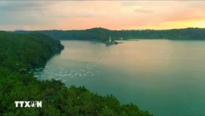 Le lac T'Nung, surnommé "les yeux de Pleiku", est l'une des destinations touristiques les plus prisées de Gia Lai. Photo : VNA. 