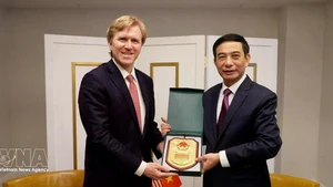 Le général Phan Van Giang, ministre vietnamien de la Défense (droite) et Elbridge A. Colby, sous-secrétaire américain à la Défense chargé des politiques. Photo: VNA. 