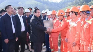 Le Premier ministre Pham Minh Chinh présente ses vœux du Nouvel An aux ouvriers travaillant sur le chantier de l’autoroute Dong Dang – Tra Linh. Photo : VNA. 