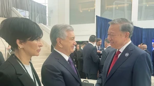 Le secrétaire général du Parti communiste du Vietnam, To Lam (droite) rencontre le président de l’Ouzbékistan, Shavkat Mirziyoyev. Photo : VNA. 